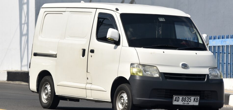 Karanganyar,,central,java,,indonesia Oct,30,,2024:,a,white,daihatsu,gran